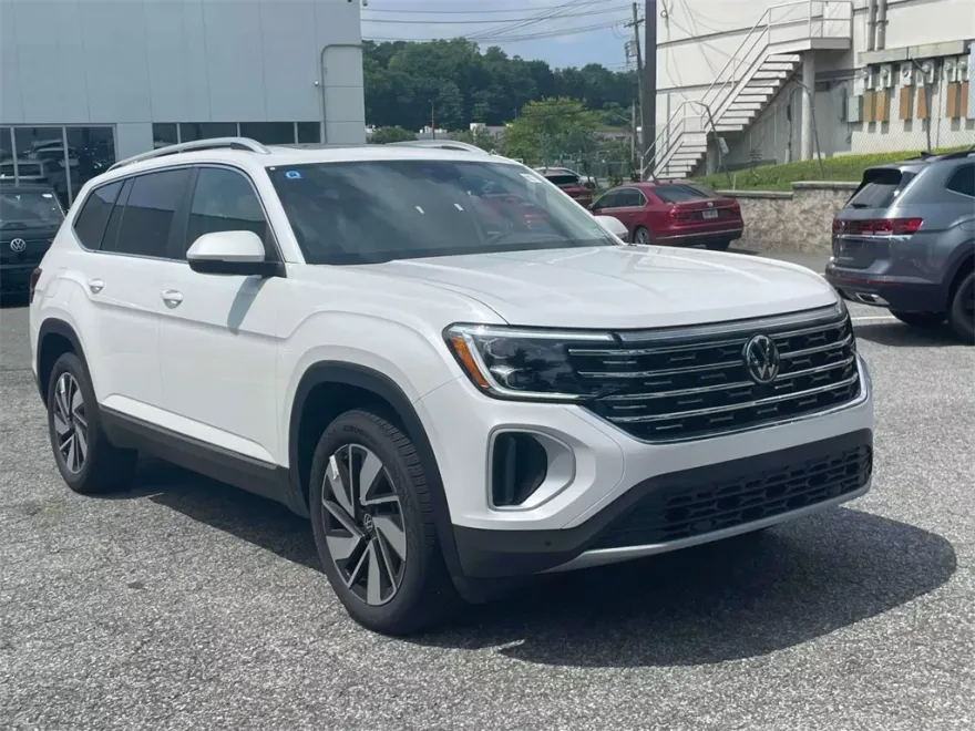 2024 Volkswagen Atlas SEL photo 1