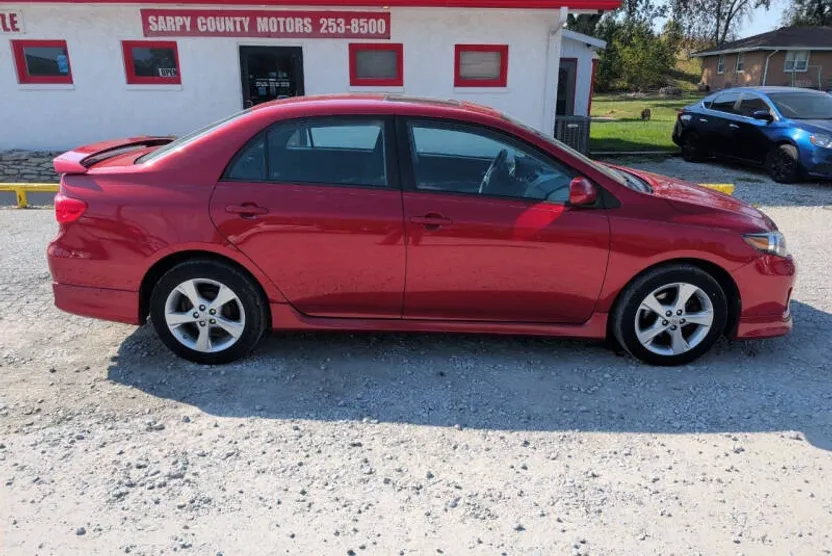 2012 Toyota Corolla LE photo 1