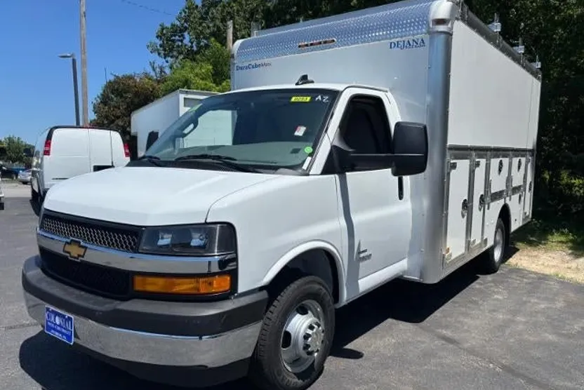 2025 Chevrolet Express Cutaway Base photo 1