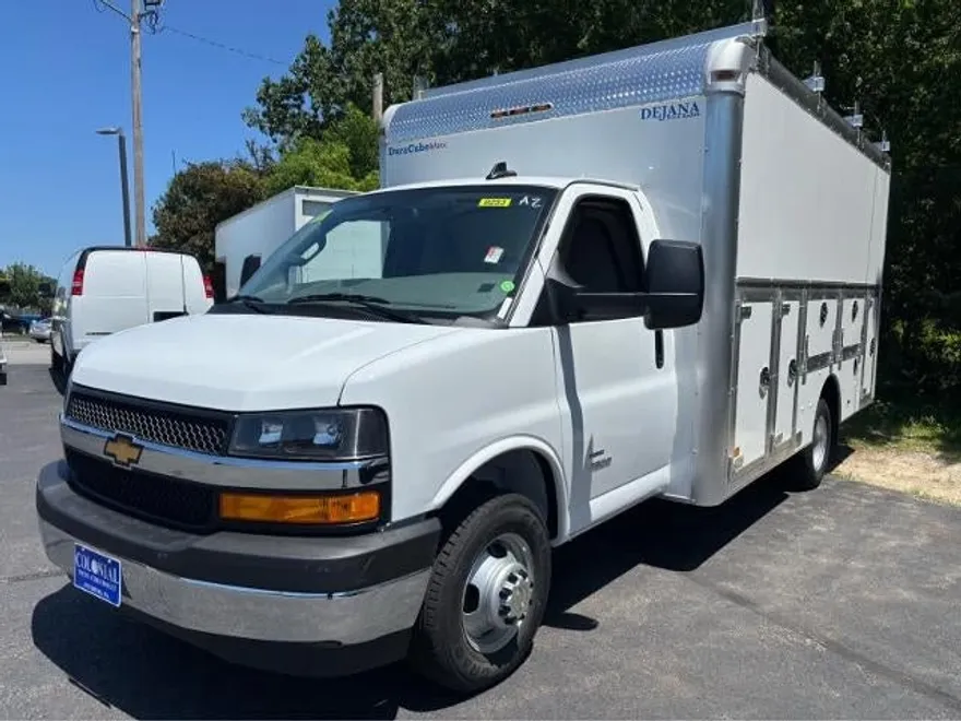 2025 Chevrolet Express Cutaway Base photo 1