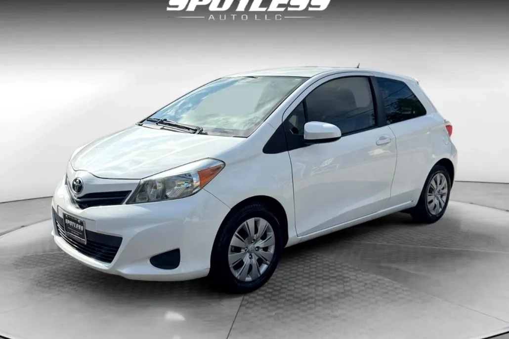 2012 Toyota Yaris LE photo 1