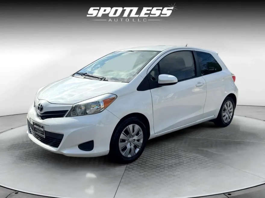 2012 Toyota Yaris LE photo 1