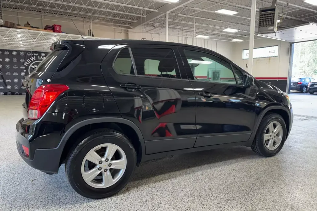 2021 Chevrolet Trax LS photo 1
