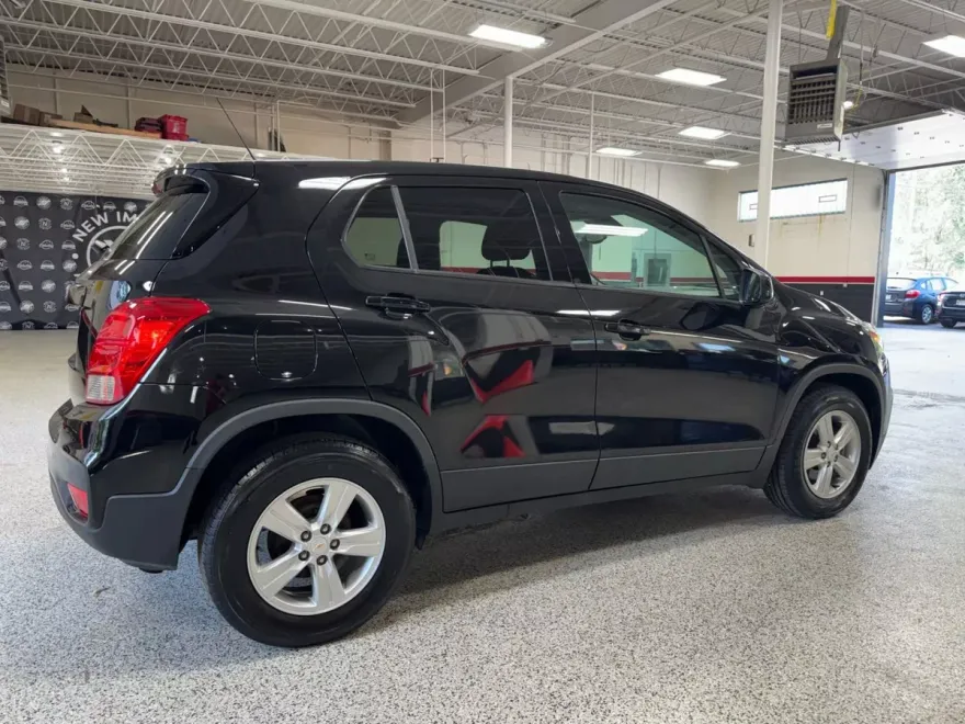 2021 Chevrolet Trax LS photo 1
