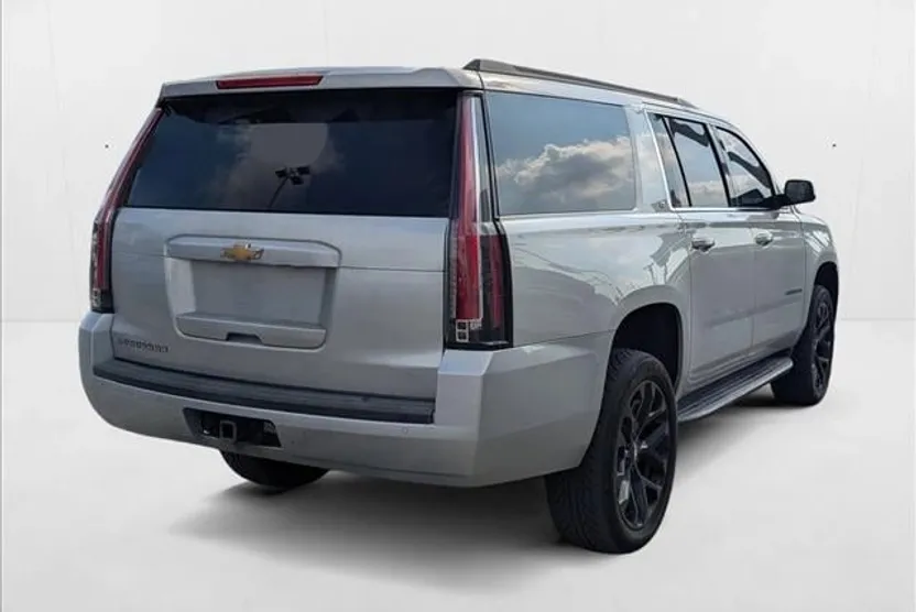 2017 Chevrolet Suburban 1500 LT photo 1