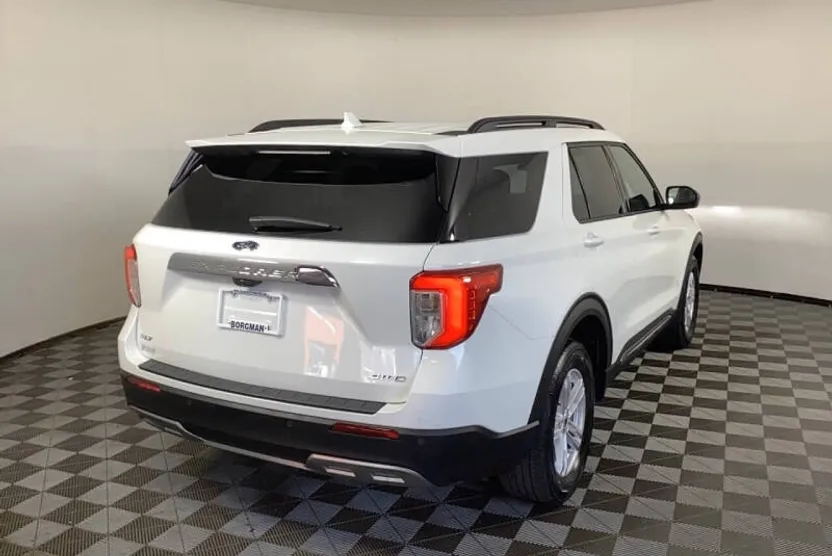 2023 Ford Explorer XLT photo 1