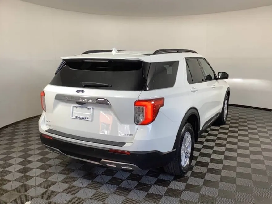 2023 Ford Explorer XLT photo 1
