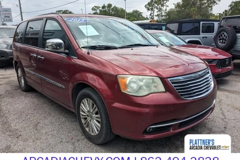 2012 Chrysler Town & Country photo 1