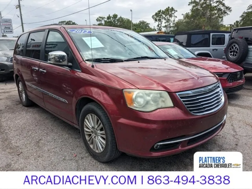 2012 Chrysler Town & Country photo 1