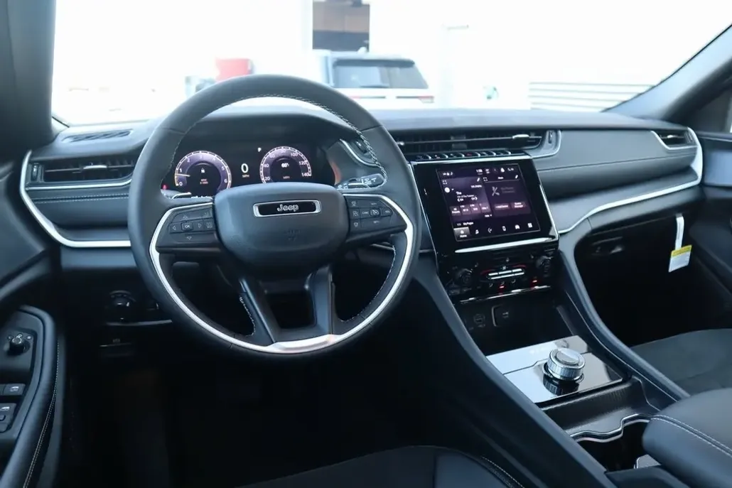 2025 Jeep Grand Cherokee Altitude photo 1