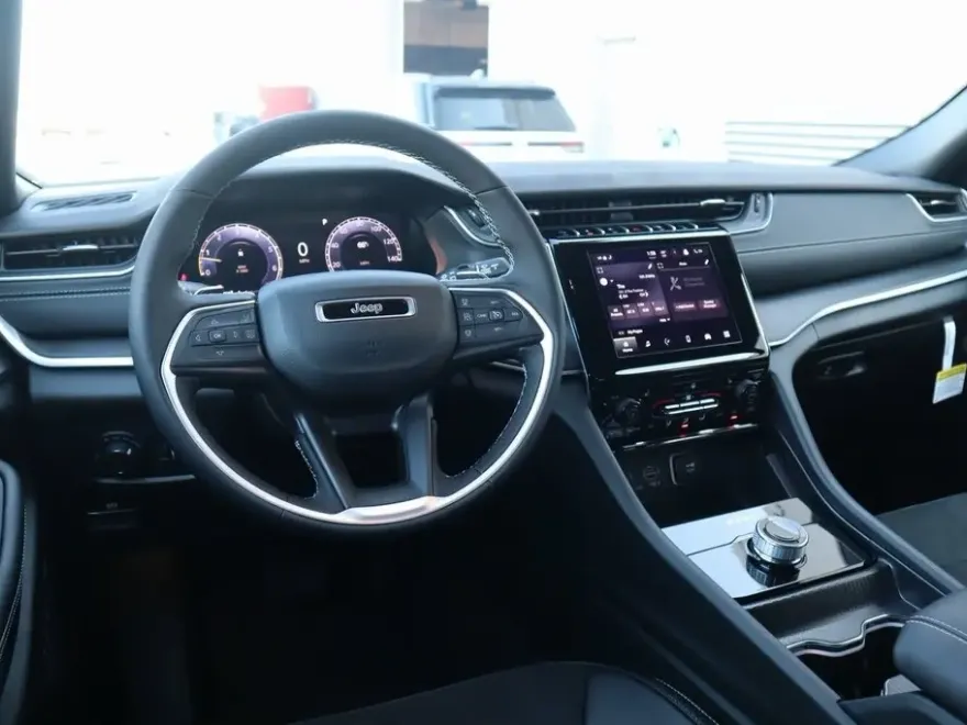 2025 Jeep Grand Cherokee Altitude photo 1