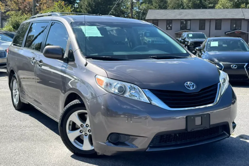 2014 Toyota Sienna LE photo 1