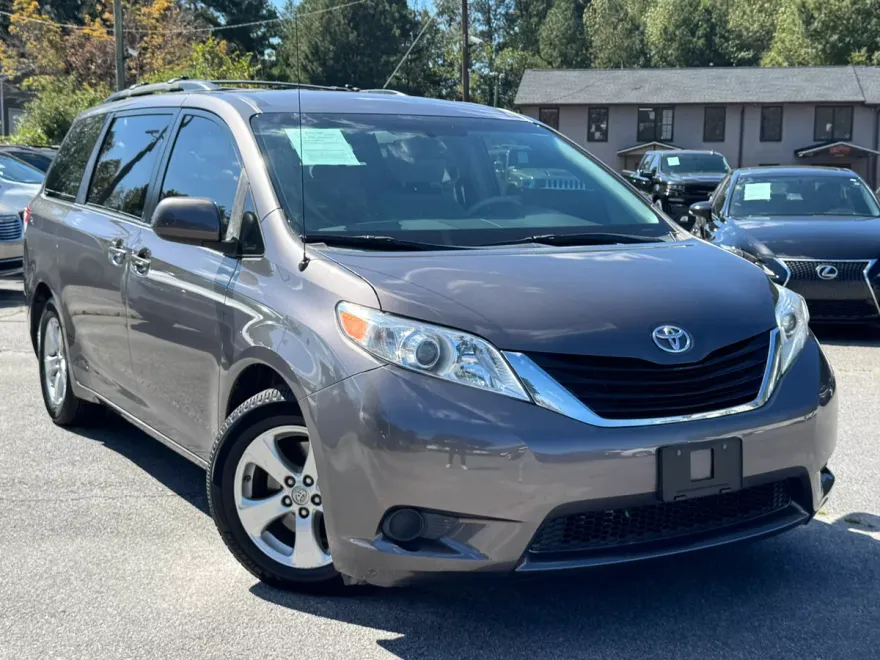 2014 Toyota Sienna LE photo 1