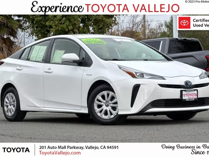 2021 Toyota Prius L photo 1