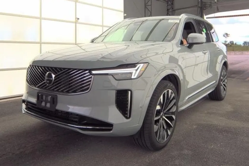 2025 Volvo XC90 Plus photo 1