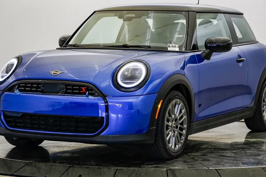 2025 Mini Cooper Hardtop 2 Door Signature photo 1