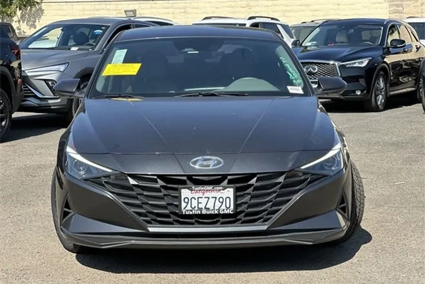 2022 Hyundai Elantra SEL photo 1
