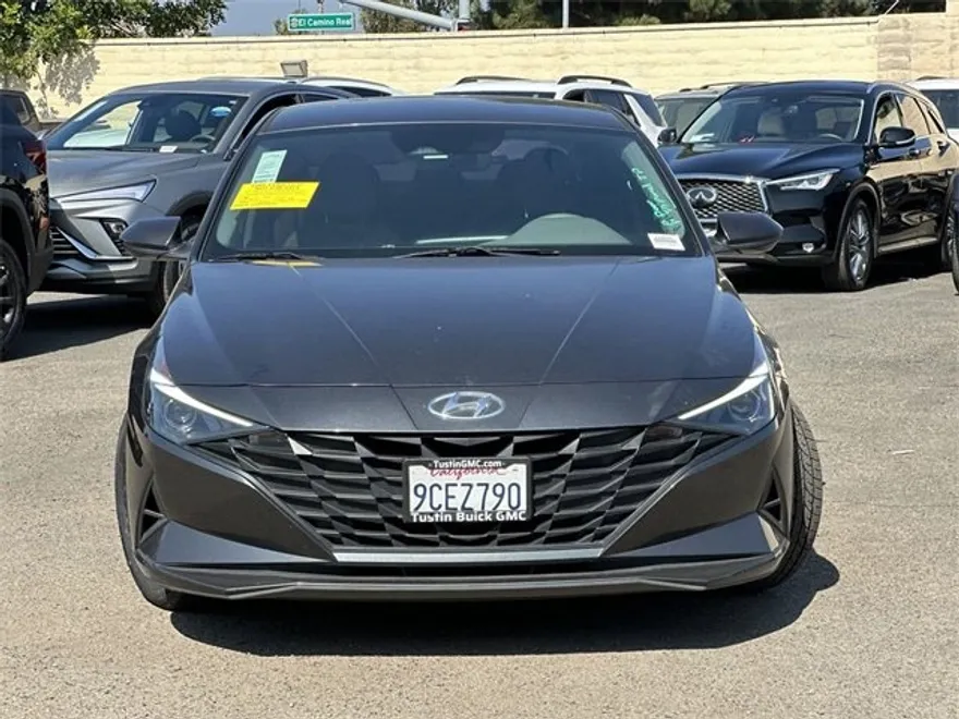 2022 Hyundai Elantra SEL photo 1