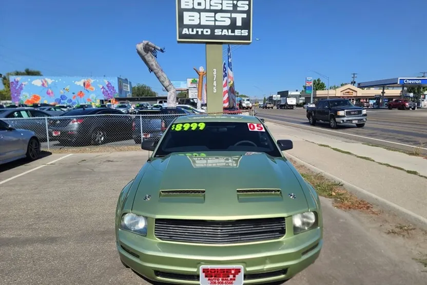 2005 Ford Mustang V6 Deluxe photo 1