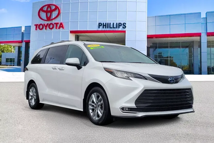 2023 Toyota Sienna XLE photo 1