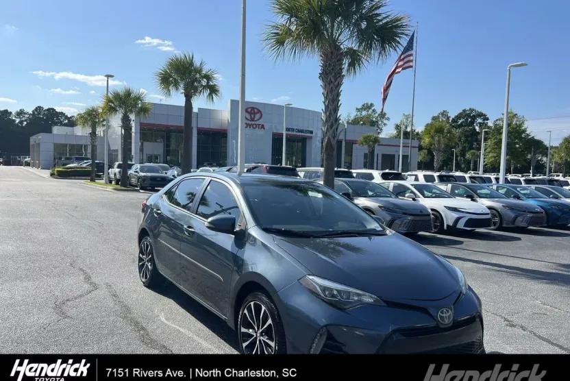 2017 Toyota Corolla SE photo 1
