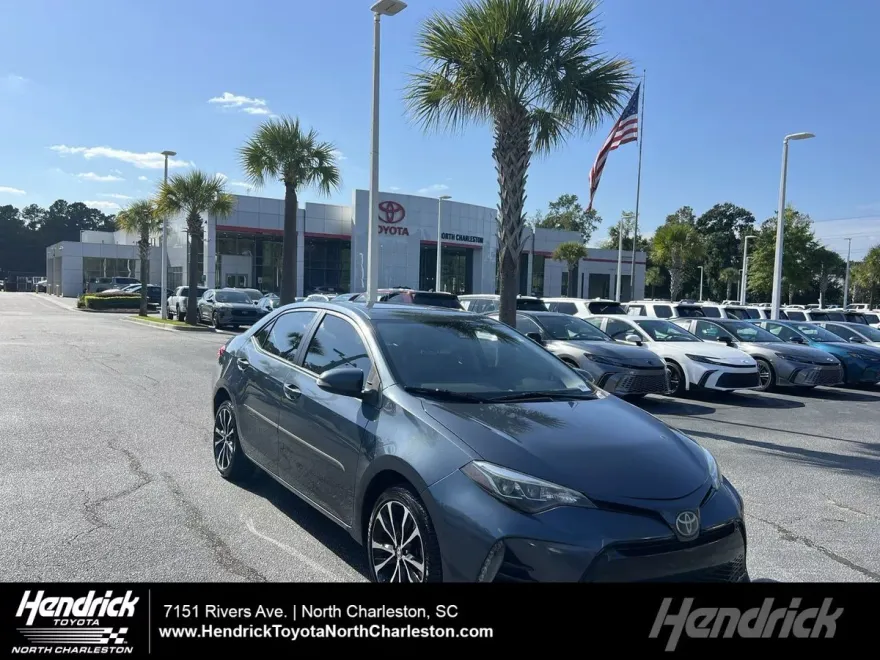 2017 Toyota Corolla SE photo 1