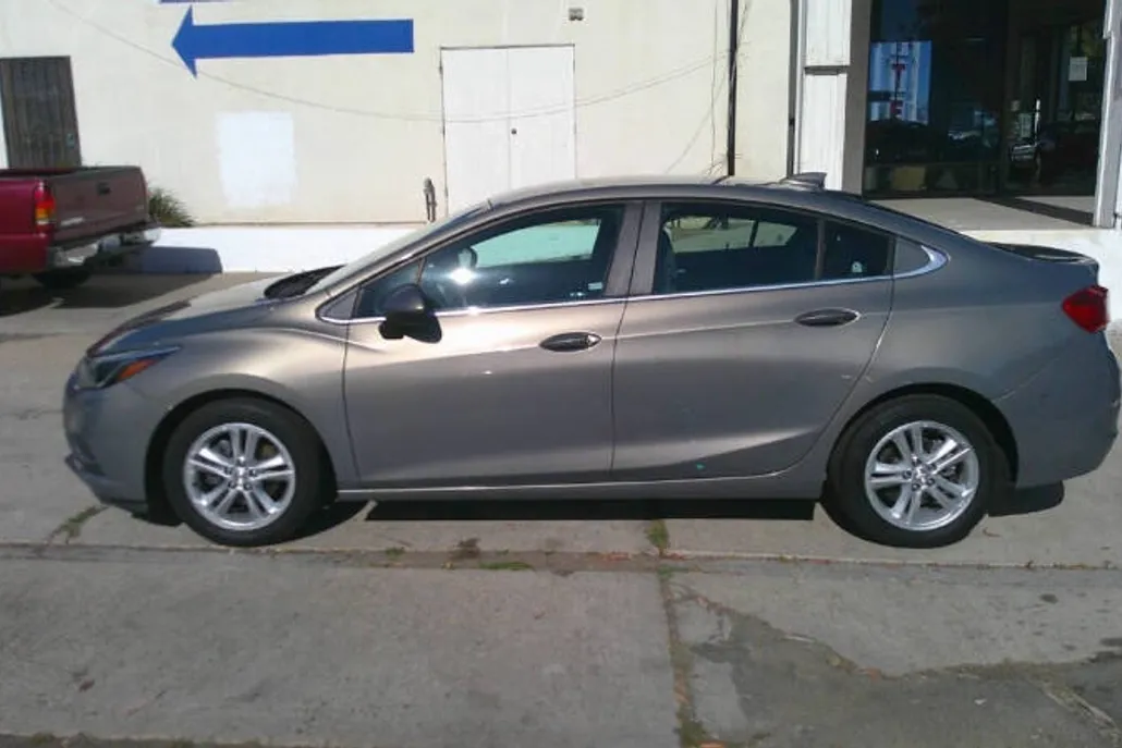 2017 Chevrolet Cruze LT photo 1