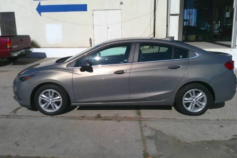 2017 Chevrolet Cruze LT photo 1