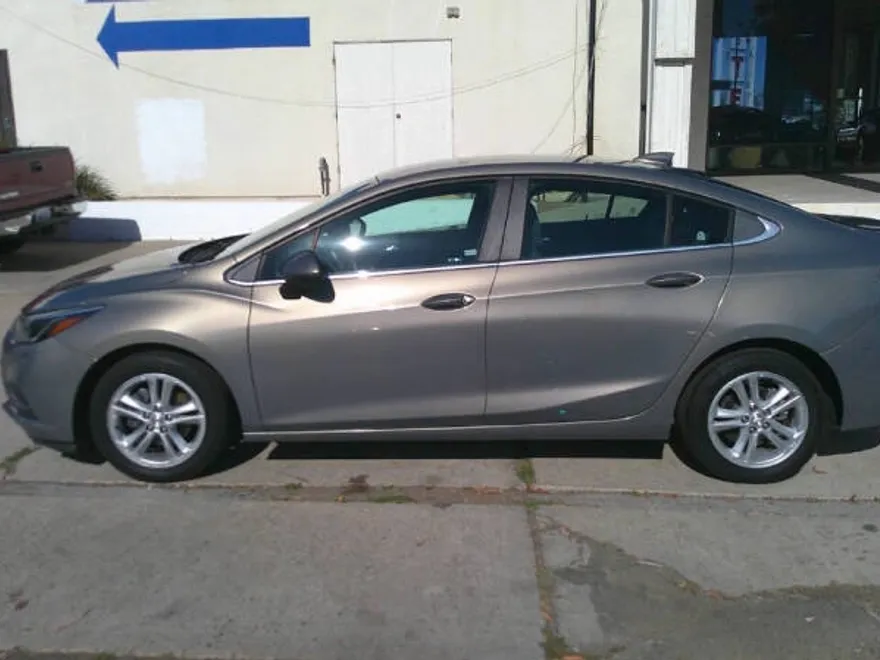 2017 Chevrolet Cruze LT photo 1