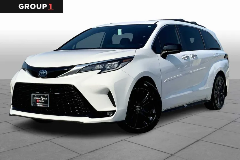 2022 Toyota Sienna XSE photo 1