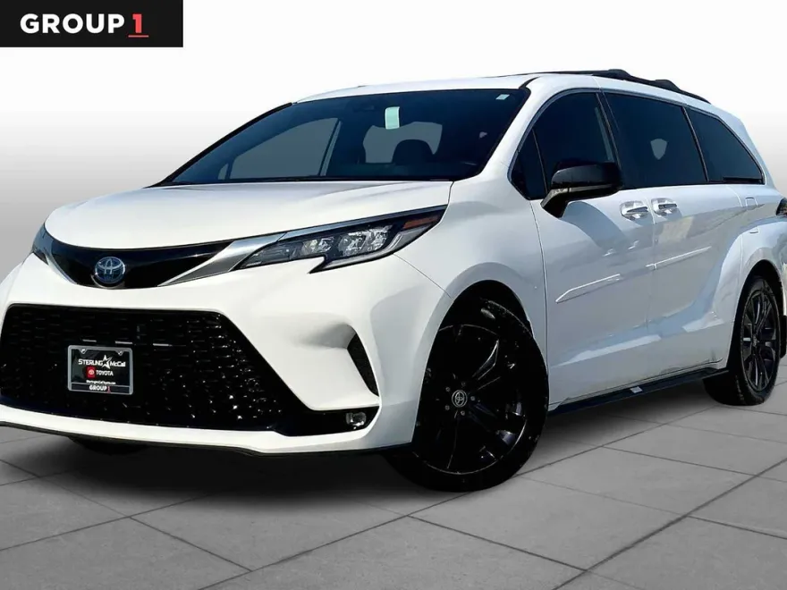 2022 Toyota Sienna XSE photo 1