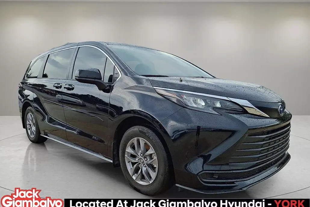 2024 Toyota Sienna LE photo 1
