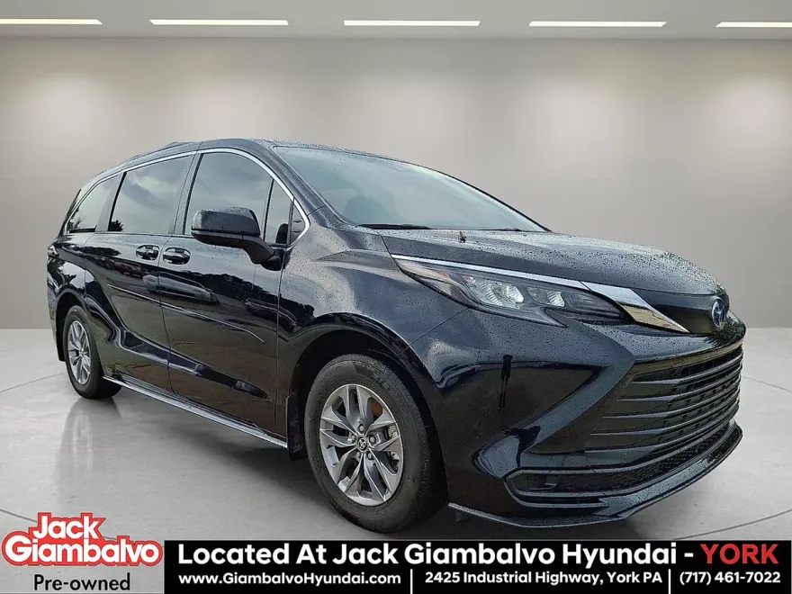 2024 Toyota Sienna LE photo 1