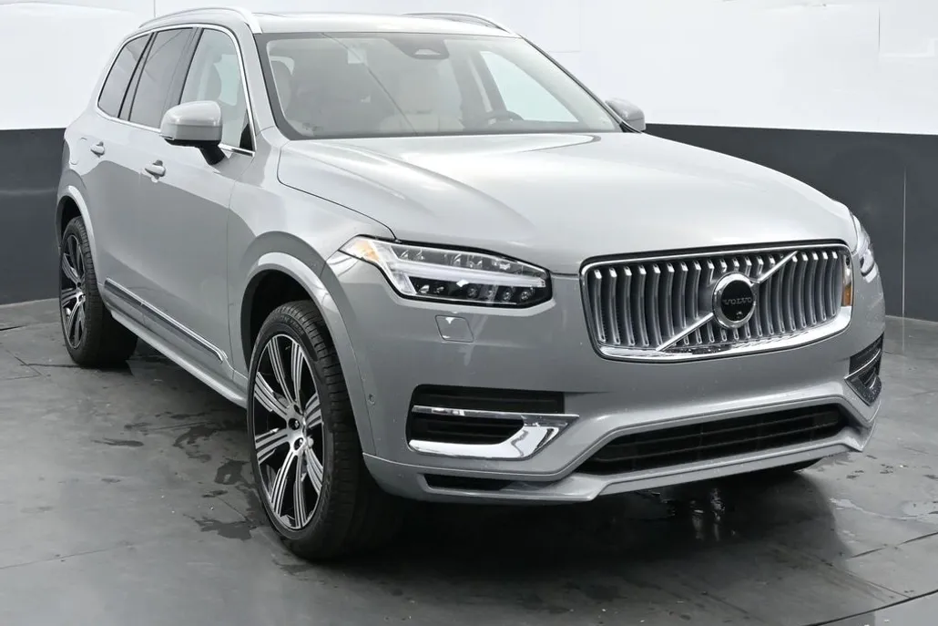 2025 Volvo XC90 T8 Plus photo 1