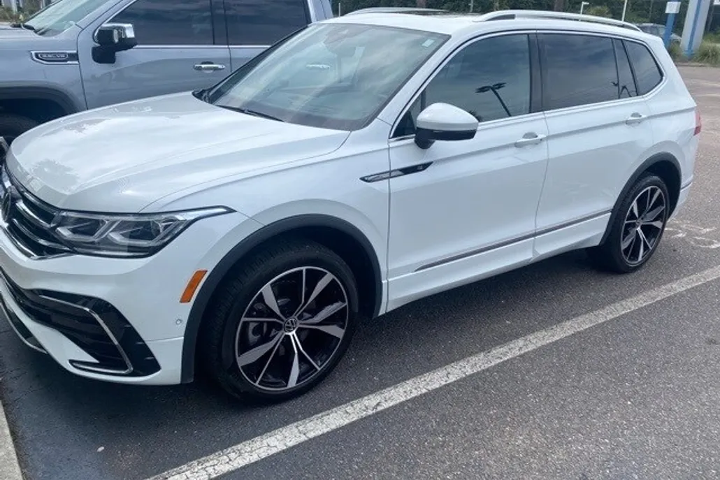 2022 Volkswagen Tiguan SEL Premium R-Line photo 1