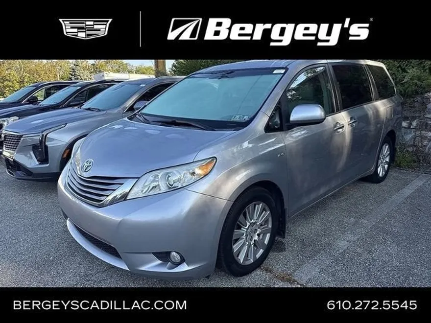 2017 Toyota Sienna XLE photo 1