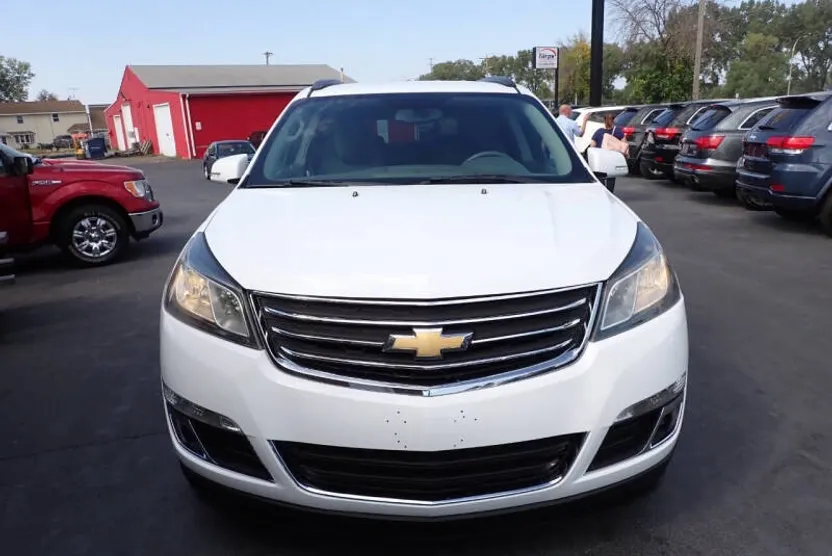 2017 Chevrolet Traverse 1LT photo 1