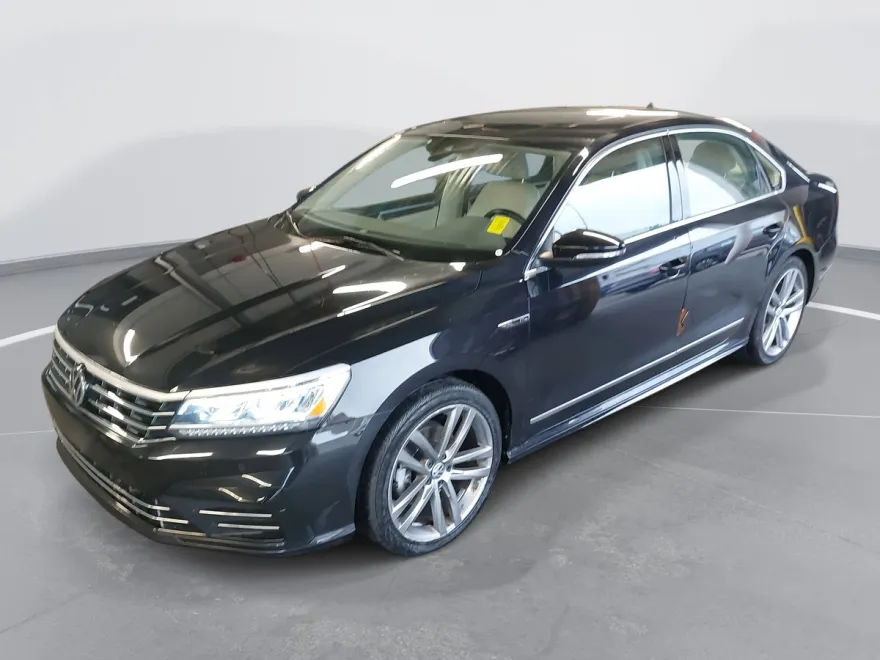 2019 Volkswagen Passat 2.0T SE R-Line photo 1