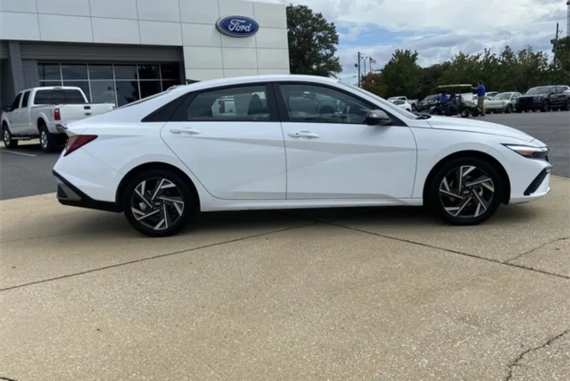 2025 Hyundai Elantra SEL Sport photo 1