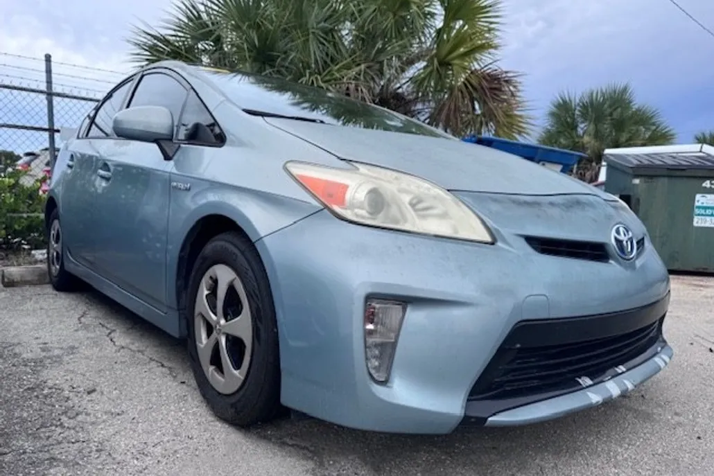 2013 Toyota Prius Four photo 1