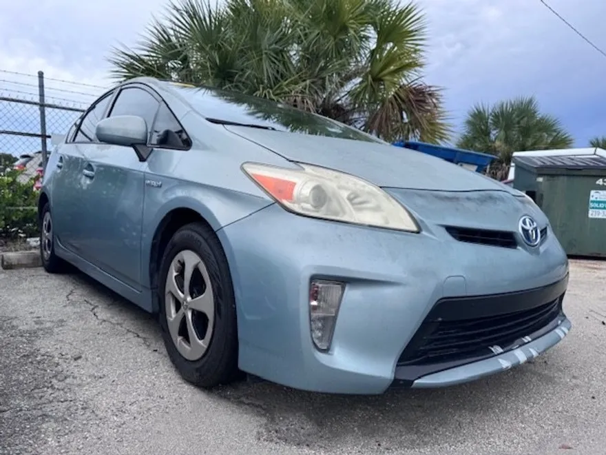 2013 Toyota Prius Four photo 1