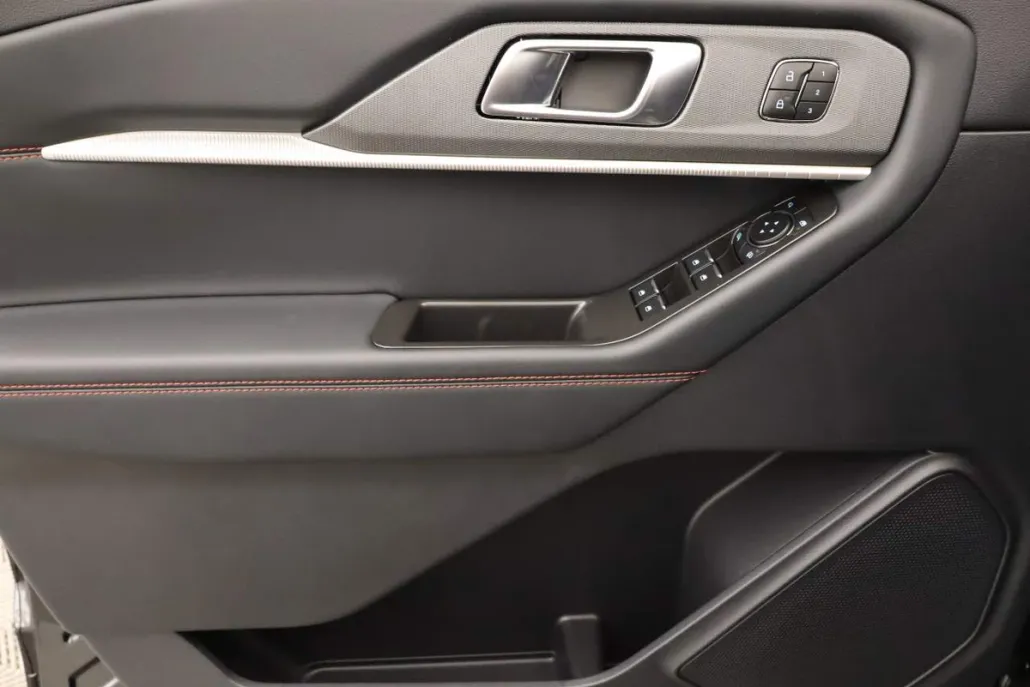 2025 Ford Explorer ST-Line photo 1