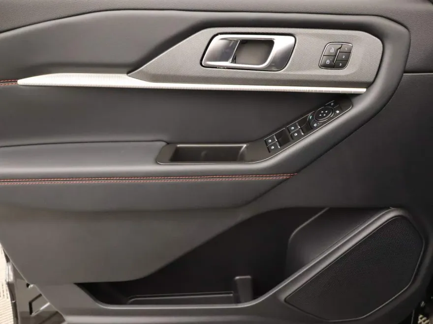 2025 Ford Explorer ST-Line photo 1