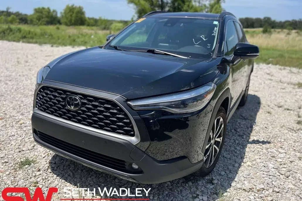 2022 Toyota Corolla Cross XLE photo 1