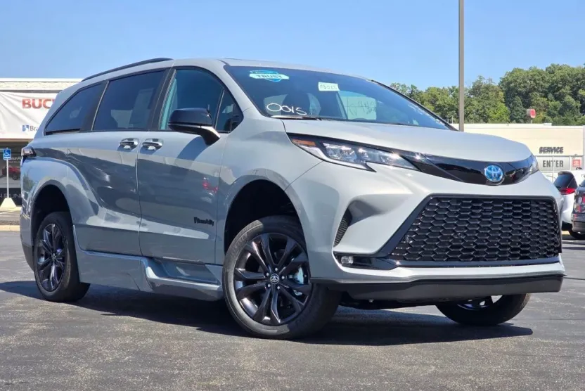 2025 Toyota Sienna XSE photo 1