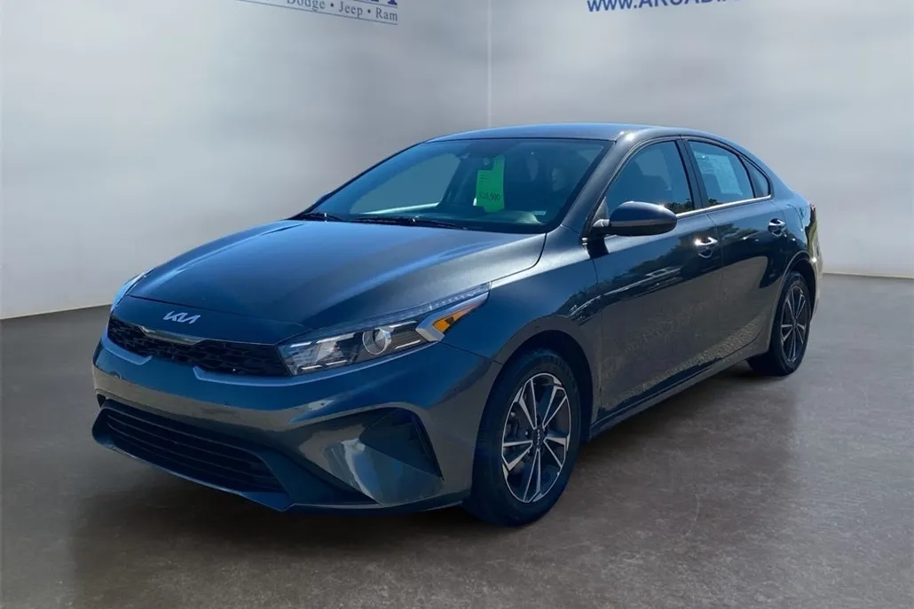2024 Kia Forte LXS photo 1