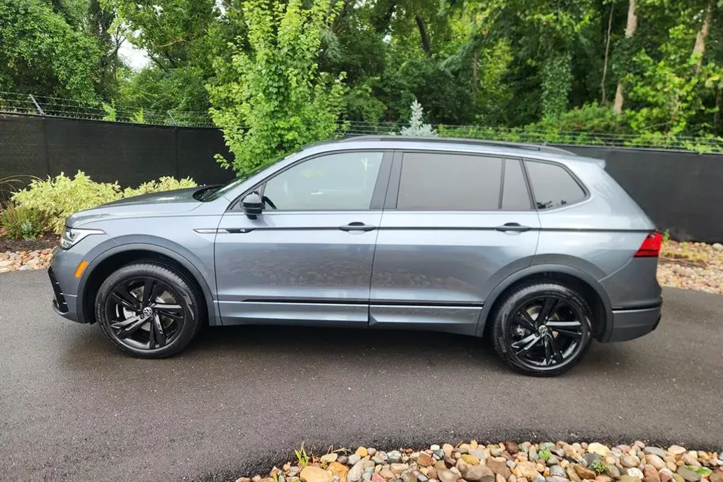 2024 Volkswagen Tiguan SE R-Line Black photo 1