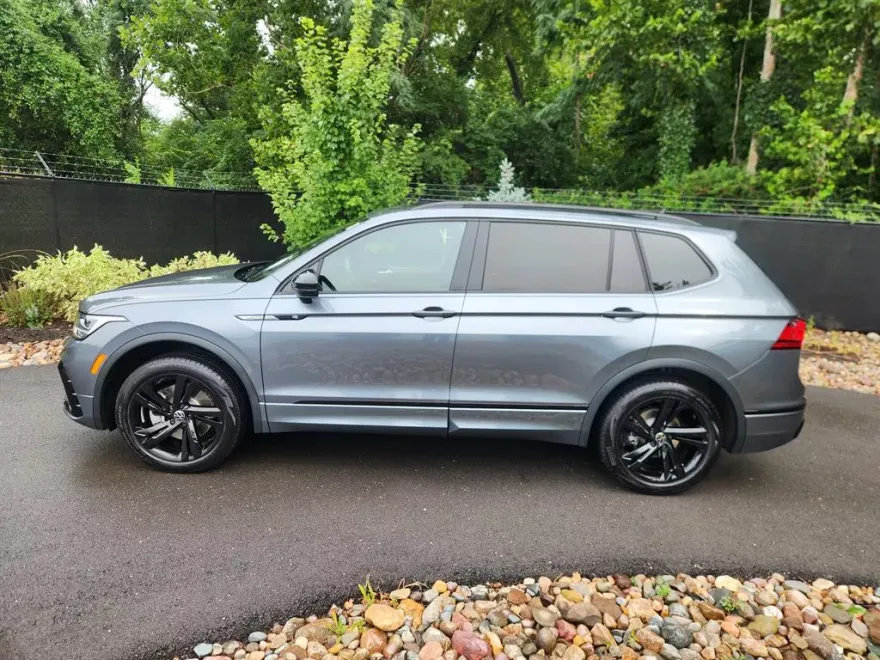 2024 Volkswagen Tiguan SE R-Line Black photo 1