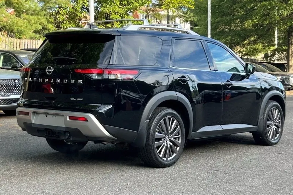 2023 Nissan Pathfinder SL photo 1