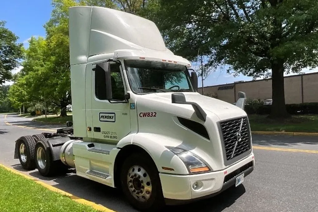 2020 Volvo Truck VNR photo 1